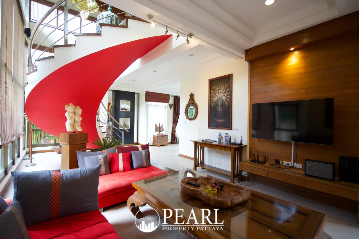 6 Bedroom House for Rent in Central Pattaya elegant dining area