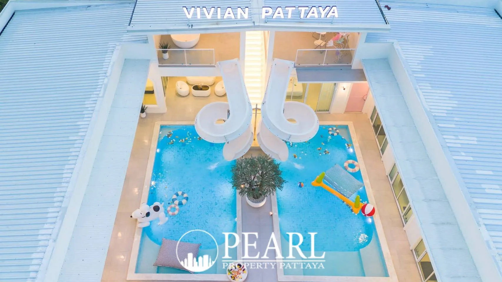 9 Bedroom House for Sale in Central Pattaya spacious living room