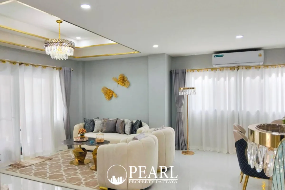 4 Bedroom Villa for Sale in Na Kluae master bedroom with en-suite bathroom