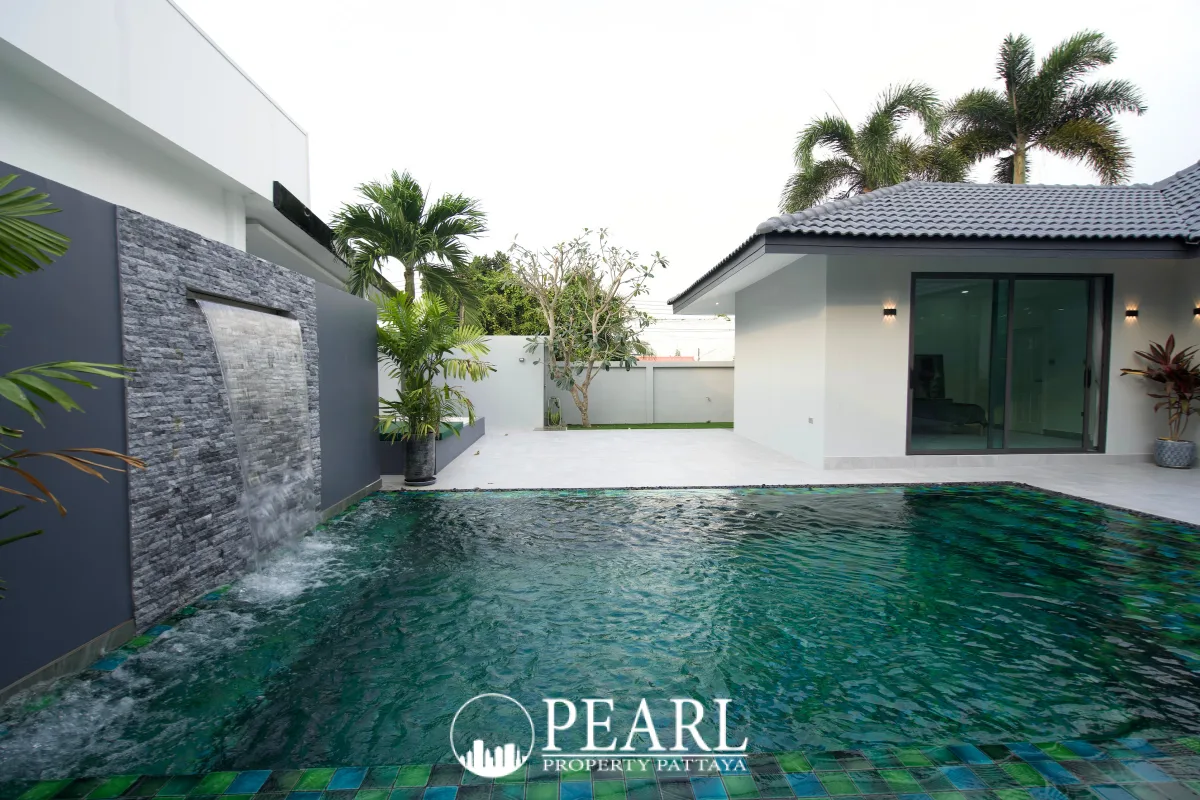 3 Bedroom House for Sale in East Pattaya master bedroom with ensuite