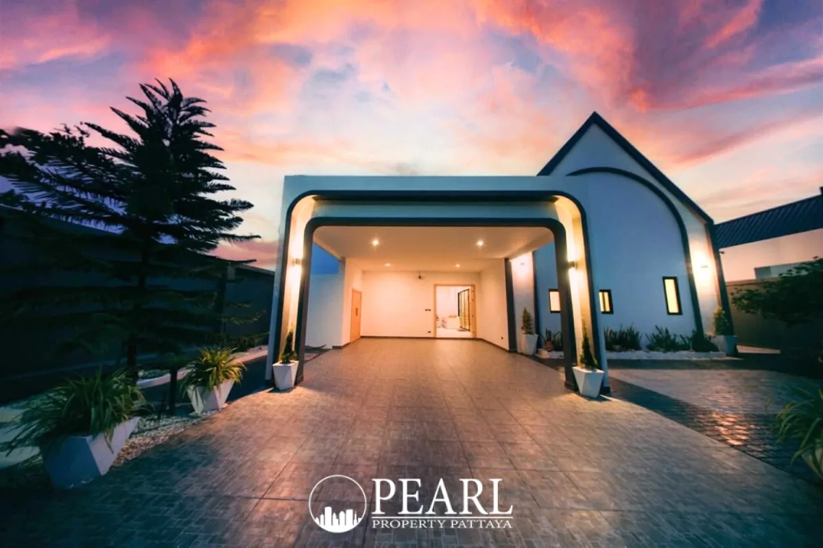 3 Bedroom House for Sale in Bang Lamung spacious living room