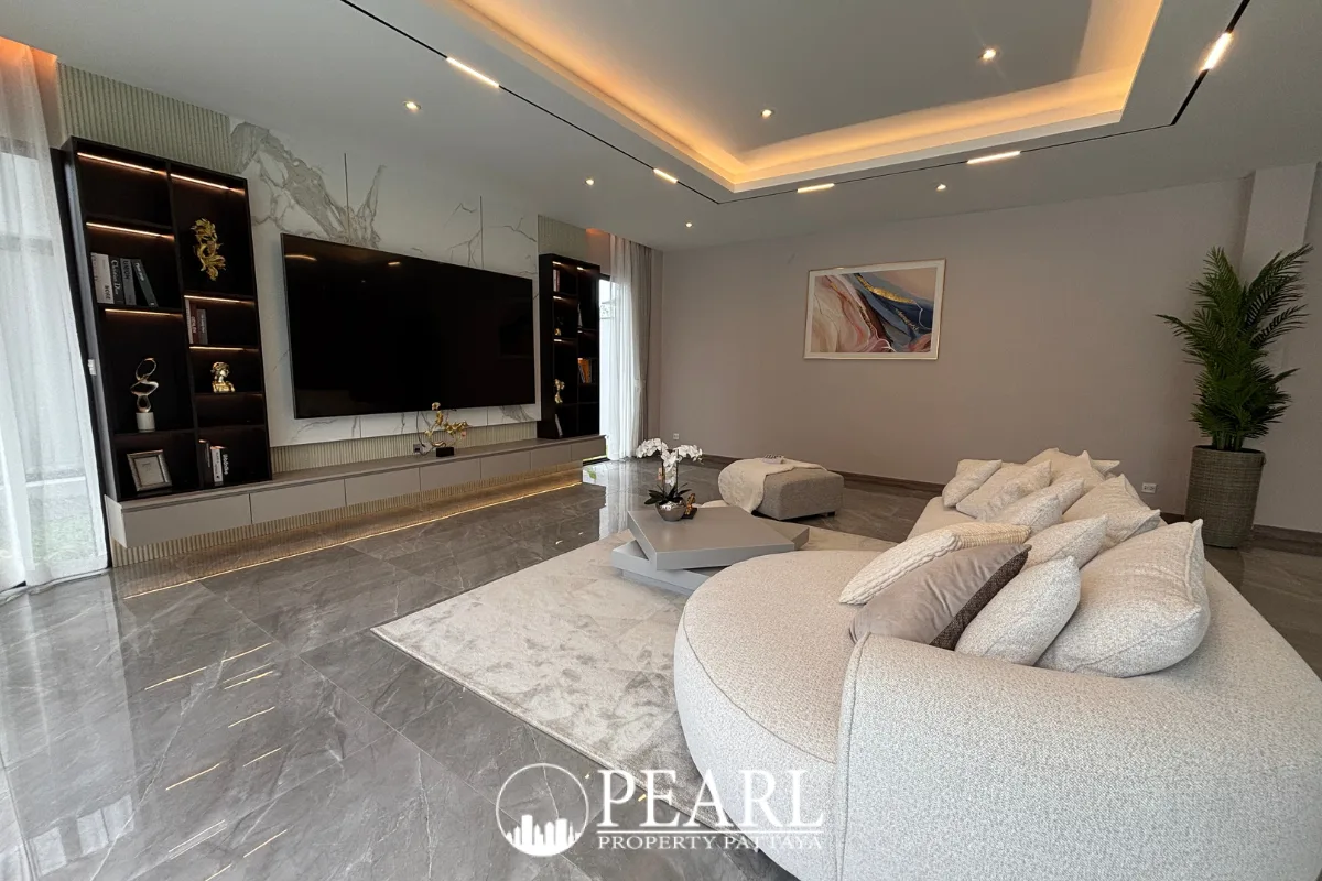 4 Bedroom House for Sale in Tree Villa private swimming pool and garden