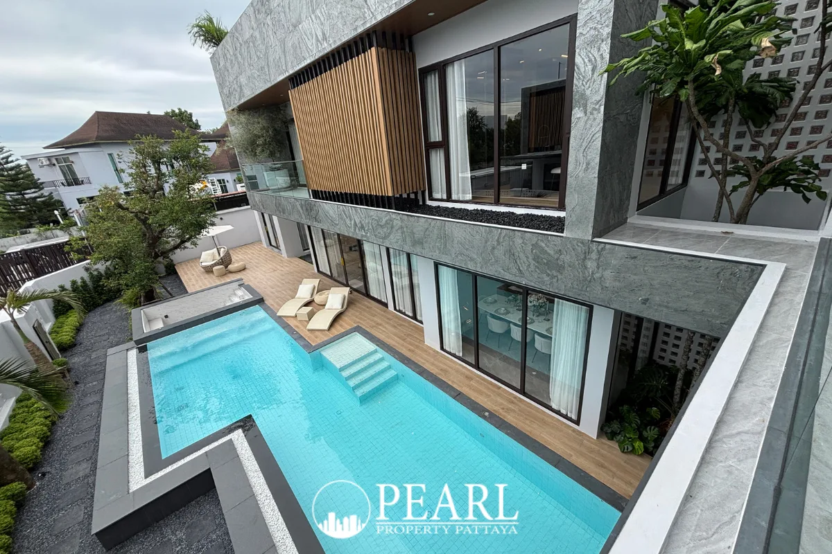 4 Bedroom House for Sale in Tree Villa master bedroom with en-suite