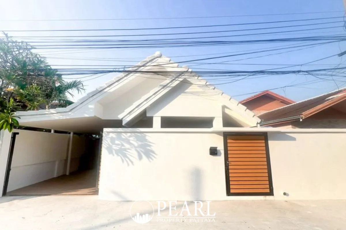 5 Bedroom House for Sale in Suksabai Villa spacious living room