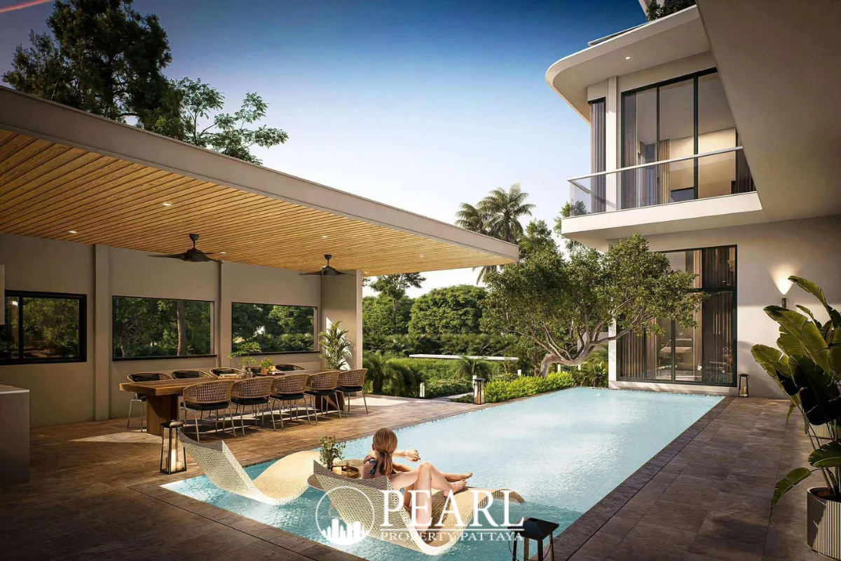 5 Bedroom House for Sale in East Pattaya master bedroom with ensuite