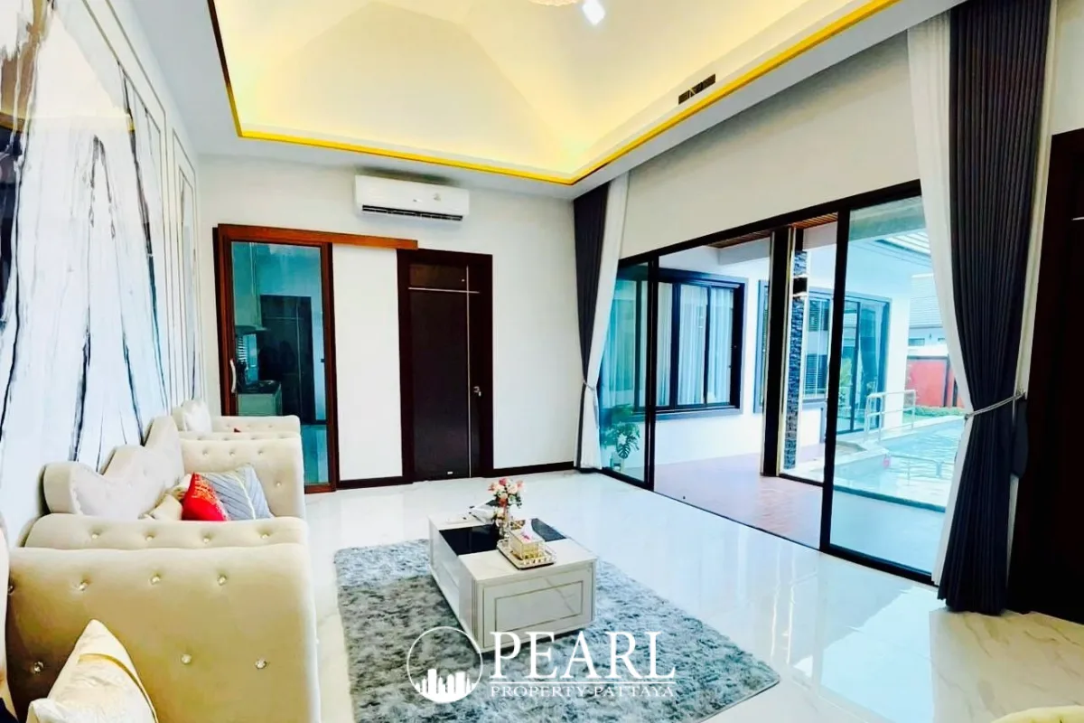 3 Bedroom House for Sale in East Pattaya master bedroom with ensuite