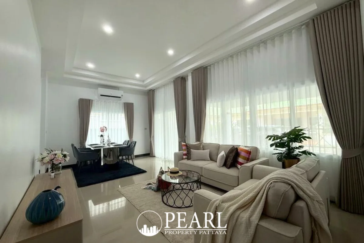 3 Bedroom House for Sale in East Pattaya modern kitchen with dining area