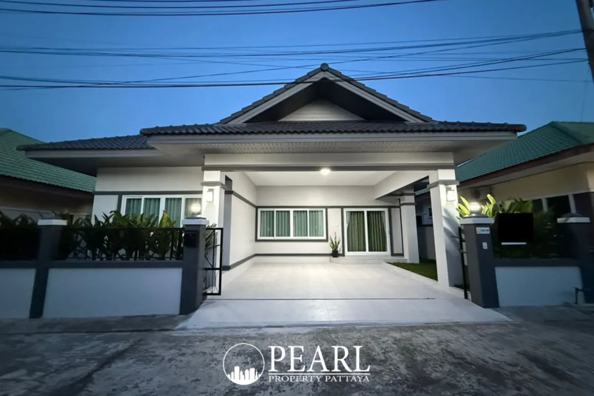 3 Bedroom House for Sale in East Pattaya spacious living room