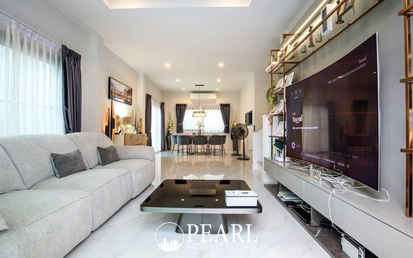 4 Bedroom House for Sale in Patta Ville master bedroom with ensuite