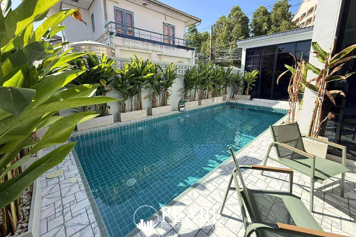 4 Bedroom Villa for Sale in Nong Prue modern kitchen with island