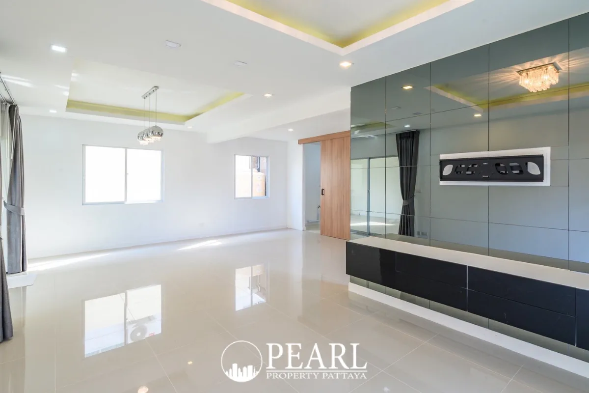 2 Bedroom House for Sale in Baan Pruksa Nara Chaiyapruek spacious living room